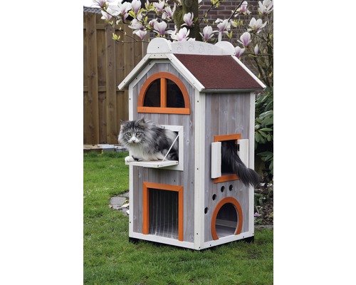 Maison pour chat en bois à deux étages dans le jardin, avec chat