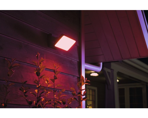 Applique murale extérieure à LED carrée sur maison avec végétation