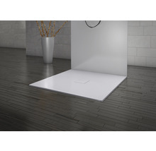 Quadratische Duschwanne mit Ablauf im Badezimmer.