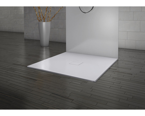 Quadratische Duschwanne mit Ablauf im Badezimmer.