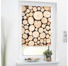 Fenster mit einem Rollo mit Holzstapel-Motiv