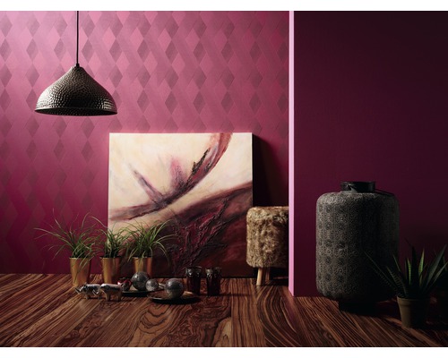 Vue intérieure avec papier peint à motifs, suspension, tableau et objets de décoration sur un plancher en bois.
