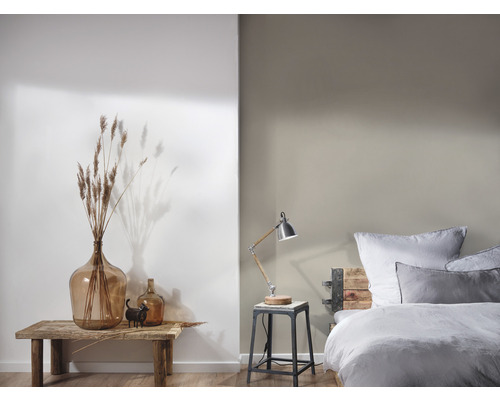 Chambre décorative avec lit, lampe de table, banc et décoration