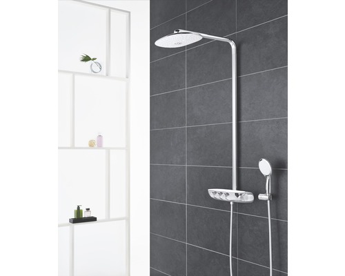 Duschsystem mit Kopf- und Handbrause vor grauer Fliesenwand