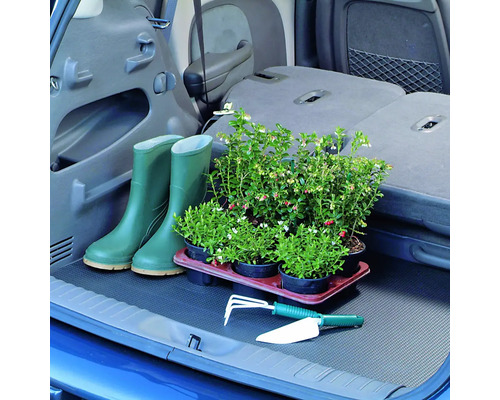 Kofferraum mit Gummistiefeln, Pflanzen und Gartengeräten