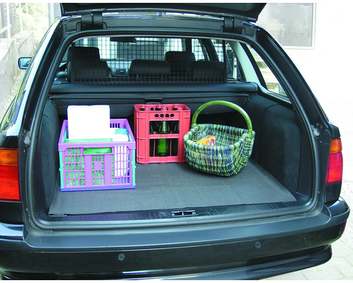 Kofferraum eines Kombis mit Antirutschmatte, Getränkekisten und einem Korb