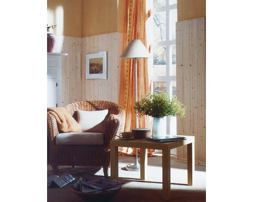 Wohnzimmer mit Holzvertäfelung, Korbsessel und Beistelltisch