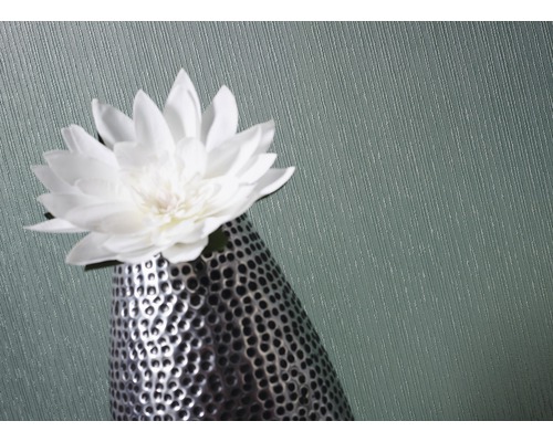 Dekorative Kunstblume in einer Vase mit Hammerschlagoptik