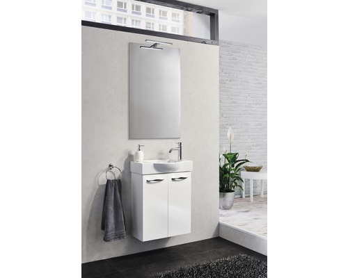 Badezimmer mit Waschbeckenunterschrank, Spiegel, Handtuchhalter und Pflanze