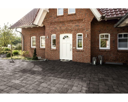 Einfamilienhaus mit gepflasterter Einfahrt und gemauerter Fassade