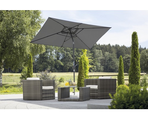 Gartenszene mit Lounge Möbeln, Tisch und Sonnenschirm