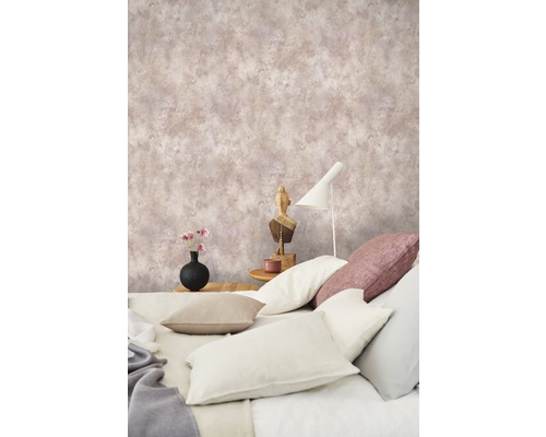 Schlafzimmer mit Bett und gemusterter Tapete