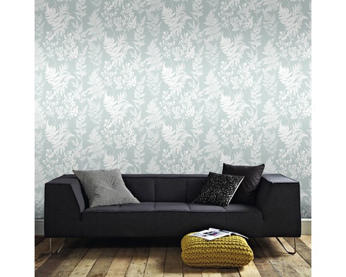 Dekorative Wand mit botanischer Tapete, Sofa und Sitzhocker