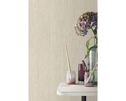 Papier peint beige avec de fines rayures texturées, combiné à des éléments de décoration