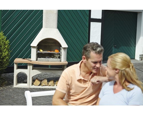 Beton Grillkamin mit Holzlager und zwei Personen