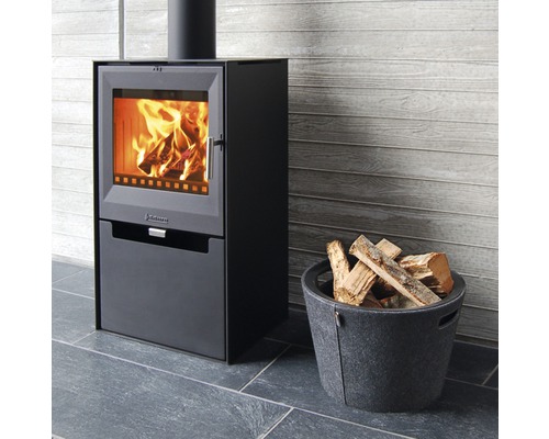 Kaminofen mit Holz und Holzbottich