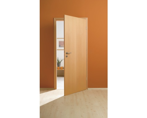 Geöffnete Holztür in einem Raum mit orangefarbener Wand