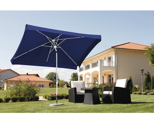 Rechteckiger Sonnenschirm auf einer Rasenfläche mit Gartenmöbeln