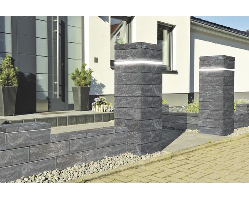 Zone d''entrée avec pavés, éléments de mur et colonnes éclairées