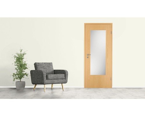 Intérieur avec porte en bois à vitrage, fauteuil et plante d''intérieur