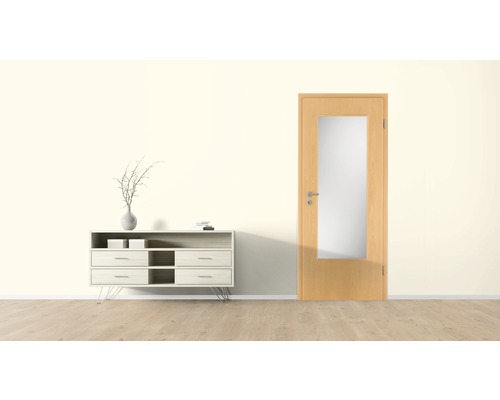 Porte intérieure avec insert en verre à côté d''une commode dans une pièce lumineuse