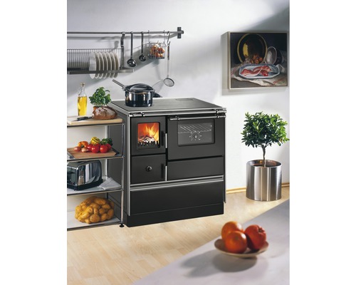 Küchenszene mit einem Holzherd, Kochutensilien und Lebensmitteln in einer hellen Küche.