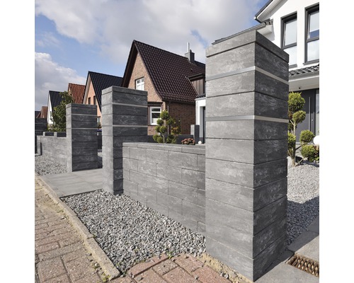 Vue de jardin avec mur et colonnes gris