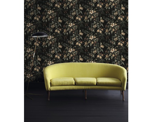 Wohnzimmer mit gelbem Sofa, Stehlampe und floraler Tapete