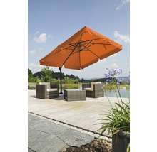 Parasol carré au-dessus d''un coin salon sur une terrasse en bois dans le jardin