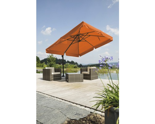 Parasol carré au-dessus d''un coin salon sur une terrasse en bois dans le jardin