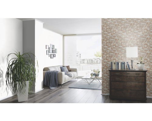 Helles Wohnzimmer mit Sofa, Kommode und Ziegelwandtapete