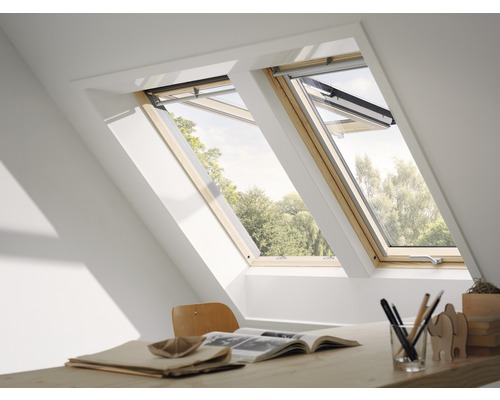 Fenêtre à ouverture par rotation et projection VELUX GPL CK04 3066 ENERGIE PLUS 55x98 cm