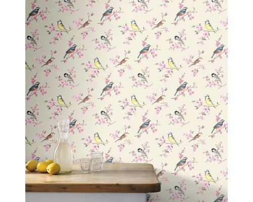 Tapete mit Vogel- und Blütenmuster im Wohnraum