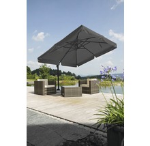 Scène avec parasol rectangulaire, fauteuils en rotin et table en rotin sur une terrasse en bois