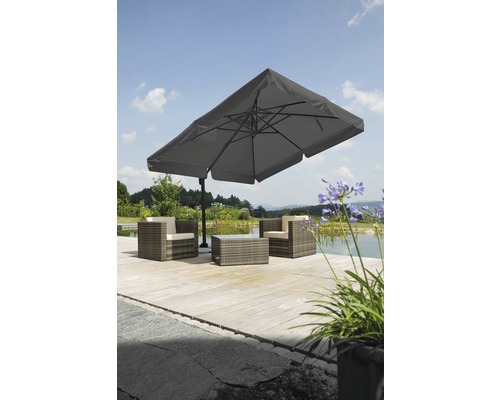 Scène avec parasol rectangulaire, fauteuils en rotin et table en rotin sur une terrasse en bois