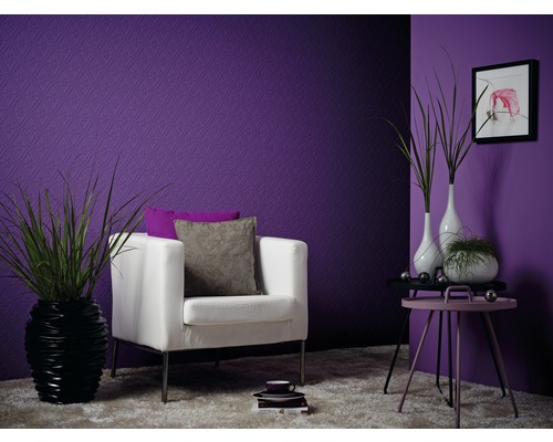 Salon décoratif avec papier peint violet, fauteuil, table d''appoint et plantes d''intérieur.