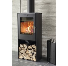 Schwarzer Kaminofen mit Holz und Kaminbesteck