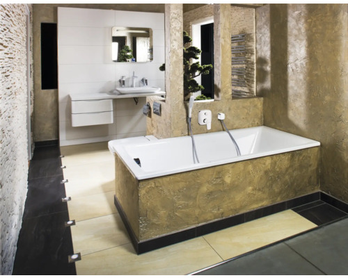 Helles Badezimmer mit Badewanne, Waschtisch und Spiegel