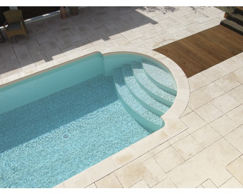 Ansicht von oben eines Pools mit Fliesentreppe und umlaufendem Natursteinpflaster