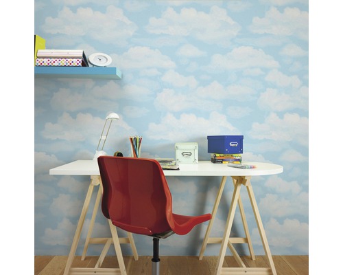 Scène d''une pièce de travail avec papier peint nuages, bureau, chaise et étagères