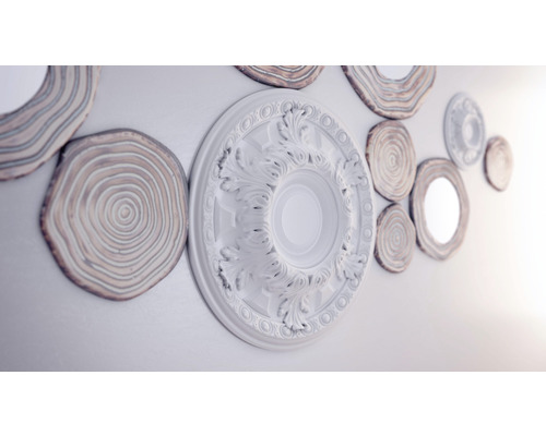 Décoration murale avec rosace en stuc et rondelles de bois