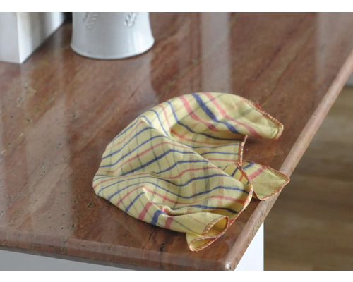 Torchon jaune à carreaux sur un plan de travail