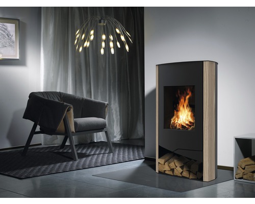 Salon avec poêle à bois, fauteuil et lampe