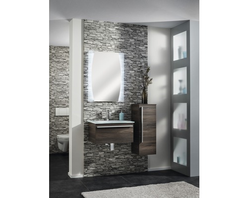 Modernes Badezimmer mit Waschtisch, Spiegel mit Beleuchtung und Hochschrank vor einer Steinwand