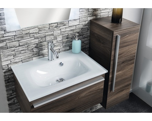 Badezimmer mit Waschbecken, Armatur und Unterschrank in Holzoptik