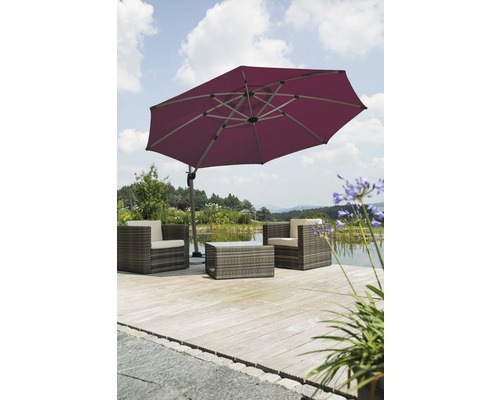 Scène avec salon de jardin sous un parasol