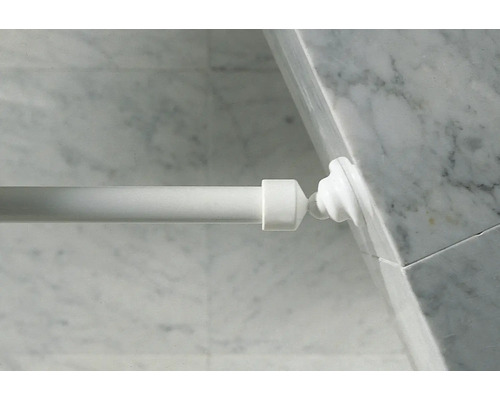 Detailaufnahme einer Vorhangstange mit Halterung an einer Marmorwand.