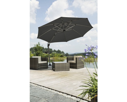 Szene mit Gartensitzgruppe unter einem Sonnenschirm auf einer Holzterrasse