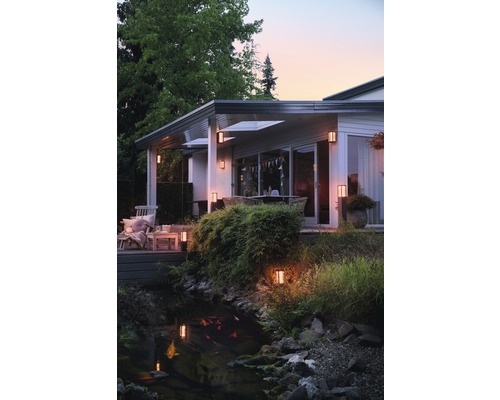 Außenansicht eines Hauses mit Garten, Teich und Außenbeleuchtung