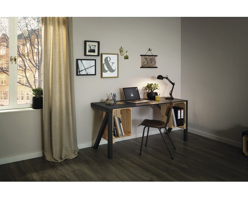 Helles Arbeitszimmer mit Schreibtisch aus Holz und Metall, Laptop, Schreibtischlampe, Holzstuhl und Dekoration